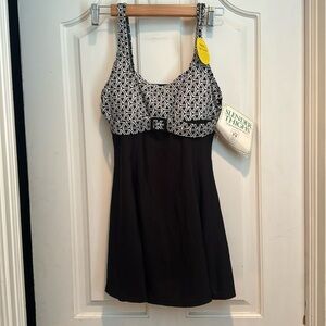 It figures slender thighs🔥Sale🔥. NWT black and white swimsuit